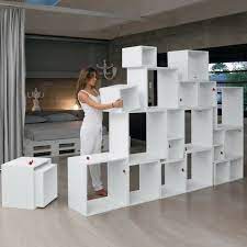 Les grandes bibliothèques servent de séparateur de pièce sur lesquelles vous pouvez y placer des boîtes de rangement grâce aux compartiments ou au casiers ouverts. Creer Une Bibliotheque Separation De Piece L Art Du Rangement