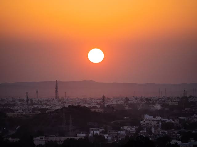 The sun shining brighter, the sky smiling gingerly over the city! Write in  the comment section about how do you feel or what comes to your mind after  seeing this picture. P.C. @