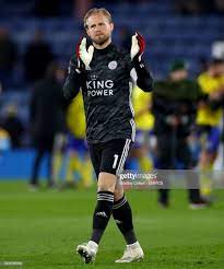 Leicester City Goalkeeper Kasper Schmeichel Applauds The Fans At Full Kasper Schmeichel Leicester City Goalkeeper
