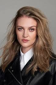 Lisa Peake's Instagram, Twitter & Facebook