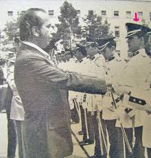Venezuela Inmortal - Carlos Andrés Pérez graduando a la promoción de oficiales del Ejército Venezolano el 6 de julio de 1975. Esta fotografía salió en la Revista Fuerzas Armadas Venezolanas - Número