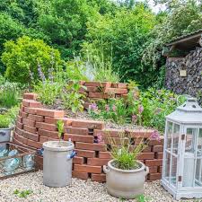 Throwback Mai 2018 Im Marz 2018 Bepflanzt Die Krauterspirale Ich War Bei Ruhlemanns 2 Monate Spater Bietet Sich Diese Patio Outdoor Decor Instagram Posts