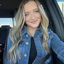 Gena Beck's Instagram, Twitter & Facebook