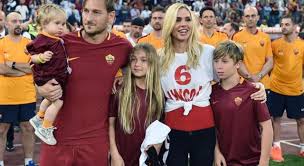 La prima notizia è che martedì, alla festa per il suo 40° compleanno, totti inviterà il suo allenatore. Ilary Blasi Eta Carriera Marito Figli E Vita Privata Della Showgirl Romana