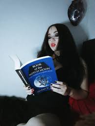 Y también este libro fue escrito por un escritor de libros que se. El Libro De La Luna Bruja Editorial Manus Sinistra Facebook
