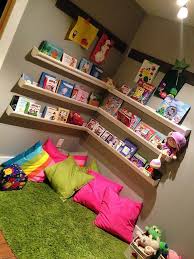 A Warm And Welcoming Reading Corner To Invite Young Children To Pick Up A Book A Mit Bildern Kinder Zimmer Kinderzimmer Kinderzimmer Design
