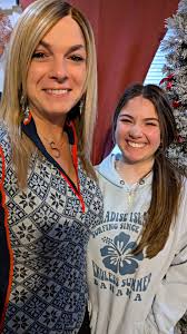 Merry Christmas and Happy Holidays to everyone! 🎄⛄❄️🦌🤶🏻 You know you  have a teenager when you have to tickle her to get her to smile for a  picture. 😀🤷🏻‍♀️ I wish that