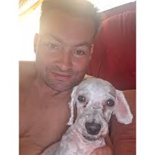 Se busca caniche , responde al nombre de betoven . Es el que esta conmigo  en la foto. Vive en Manuel Arrotea 3292. Zona perez castellano cerrito,  serrato, general flores. Se escapo