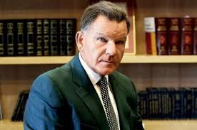 O πρωταγωνιστής της trash (σκουπίδια) tv, μένιος φουρθιώτης, σε απόλυτη αντιστοιχία με μια trash κυβέρνηση. Ale3hs Koygias Ki Egw Kai O Lignadhs Eimaste Aganaktismenoi Apo To Periexomeno Toy Boyleymatos Znews