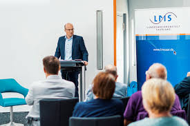 Die philosophie ist in münchen wie an kaum einer anderen deutschen universität durch ein breit gefächertes und gut aufgestelltes sie setzt sich umfassend mit den themengebieten der historischen philosophie sowie mit systematisch gestellten und aktuellen fragen auseinander. Saarbrucker Medienimpulse