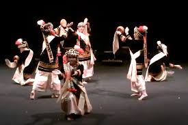 Tarian ayam didik merupakan sejenis tarian melayu dikatakan berasal daripada gerakan berlaga ayam, iaitu sejenis sukan yang diminati oleh orang melayu pada masa. Tari Rangguk Mencerminkan Sifat Kebersamaan Masyarakat Jambi Halaman All Kompas Com