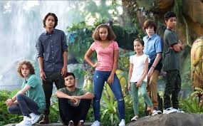 In the above image, we can see avatar visionary james cameron presenting concept art to a room full of people. Avatar Next Generation Cast Visit Animal Kingdom S Pandora