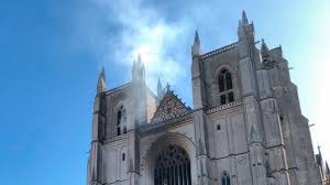 Nach dem brand in der kathedrale von nantes nimmt die polizei einen mann in gewahrsam. Brand In Kathedrale Von Nantes Nach Feuer Drama Mann Aus Polizei Gewahrsam Entlassen News De