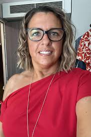 Hi all, Can someone please sharpen the image and also remove the people  from the background. That would be much appreciated. Thank you 🙏🏾