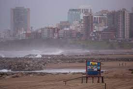 Hoy ha amanecido a las 7:17 y anochecerá a las 18:23, las temperaturas estarán entre 17°c y 21°c, el cielo estará cubierto de nubes, el viento será flojo de unos 18 km/h y dirección ¿qué tiempo hace hoy en mar del plata? Como Estara El Clima Este Domingo En Mar Del Plata Diario La Capital De Mar Del Plata