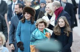 Princess of norway ingrid alexandra photo: Konigin Sonja Von Norwegen Mitte Hat Sich Bei Ihrer Enkelin Ingrid Alexandra Rechts Untergehakt Die 14 Jahrige Prinzessin Bestritt Einen Programmpunkt Beim Besuch Von Kate Und William Ganz Allein Stuttgarter Zeitung