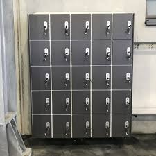 Schrank Und Schliessfachanlage Typ S2 Von Kemmlit In Farbe Graphit Umkleide Schranksystem Trennwand