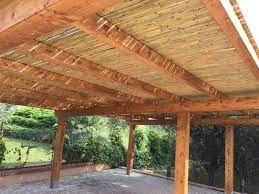 Nuove idee per tettoie e pergolati da giardinaggio.org by giardinaggio_org in types > books la tettoia in terrazzo una soluzione che pu essere ripresa pari pari dal giardino e trasportata al terrazzo. Tettoia Per Auto Con Copertura In Canne Di Bambu Tettoia Gazebo Idee Giardino