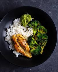 This cheesy chicken broccoli rice casserole is the easiest meal you'll make all week and is sure to become a new family favorite! Chicken Broccoli Rice Easy Meals Workout Food Food Lover