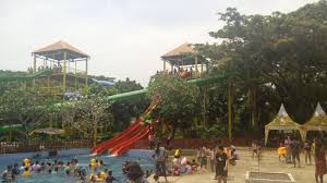 Pantai cermin resort terletak di daerah serdang bedagai sumatera utara, kira kira 45 menit dari kota medan, lokasinya lumayan bersih, selain kamar untuk menginap tersedia juga aula yang disediakan untuk tempat pertemuan atau rapat, disekitar juga ada theme park yang memiliki banyak kolam berenang, puas datang berkunjung ke tempat ini Nikmati Liburan Bersama Keluarga Di Pantai Cermin Theme Park Tribun Medan