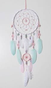 Diy Traumfanger In Hellen Farben Mit Vielen Bunten Federn Und Glasperlen Traumfanger Basteln Traumfanger Selber Basteln Basteln