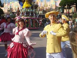Fast 200 Ehemalige Mitarbeiter Von Disneyland Paris Stellen Die Legendare Parkparade In Lockdown Nach Nach Welt