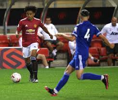 Shola shoretire (born 2 february 2004) is a british footballer who plays as a right midfield for british club manchester united. Man Utd Make Significant Decision Over 17 Year Old Wonderkid Shola Shoretire Irish Mirror Online
