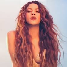 Shakira is a longer hairstyle with body and volume and natural waves. Shakira Brasil Photos Facebook