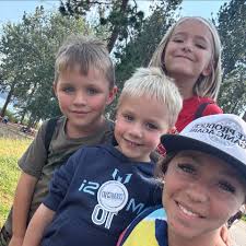 What are some DIY or natural, non-greasy mosquito repellents that actually  work?