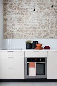 דירת באוהאוס מינימליסטית בתל אביב Karen B Minimalistic Bauhaus Design Kitchen Moderne Kuche Kuchen Planung Fliesenspiegel Kuche