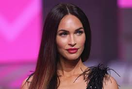 Παράκαναν λίγο αυτή τη φορά; H Megan Fox Epestrepse Sto Instagram Kai Oloi Miloyn Gia Yperboliko Botox Sigmalive Magazine