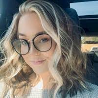 Kelly Clear's Instagram, Twitter & Facebook