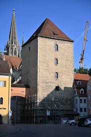Das ergab eine vergleichende studie des instituts der deutschen wirtschaft im auftrag von haus & grund deutschland. Regensburg Romerturm Wird Eingerustet Tva