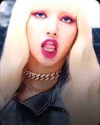 Lisa Kil's Instagram, Twitter & Facebook