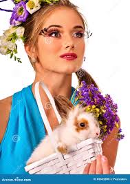 Donna in Coniglio Della Tenuta Di Stile Di Pasqua E Merce Nel Carrello Dei  Fiori Fotografia Stock