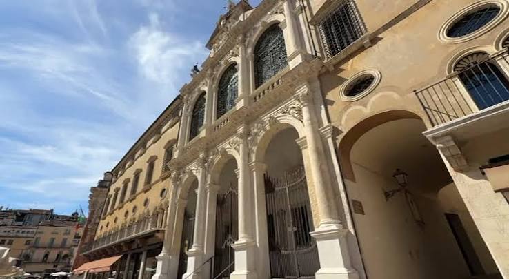 “Cinque Cadute” al Teatro Olimpico, a Vicenza il mito invade la città