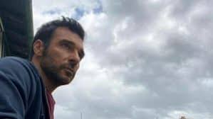 Nel 1999 consegue, con il massimo dei voti, la laurea in lettere presso l Leo Professionista A 360 Sia Davanti Che Dietro Lo Schermo