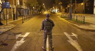 Asimismo, se mantendrá el toque de queda de 23:00 a 06:00 horas, tal y como estableció el gobierno central en el decreto del estado de alarma, según ha anunciado moreno en una comparecencia sin preguntas después de presidir la reunión del consejo asesor de alertas de salud pública de alto. Coronavirus Se Establecio Nuevo Horario Del Toque De Queda