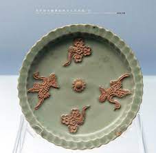 龙泉窑青釉露胎贴花云凤纹盘 chinese pottery pottery glazes chinese ceramics