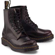 Avec un jean et un manteau long, une jupe ou une robe longue imprimée pour casser les codes, un costume pour un look workwear, une doudoune… Dr Martens Schnur Boots 1460 W Bordeaux Gortz 48581701
