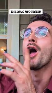 Rhys-David (@ardie_p_)’s video of rhysand cardboard wings