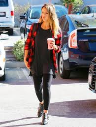 Camisetas Femininas Compridas Para Usar Com Legging Voce Vai Querer Usar Leggings Muito Alem Da Academia Steal The Look Blusas Oversized Moda Rockeira Looks Com Calca Legging