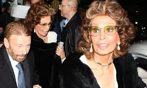 Now that's what we call glamour! Sophia Loren 84 Oozes Glamour In A Cream Trouser Suit And Fur Stole As She Hosts Q A In London Daily Mail Online
