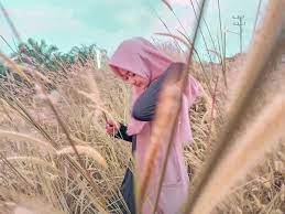 Dalam video, wanita tersebut menampilkan momen saat dirinya berangkat dan pulang kerja mengenakan jilbab. Terkeren 16 Gambar Orang Sedih Berhijab Gambar Kartun Muslimah Menangis Memang Benar Aku Menaruh Hati Padamu Namun Sekarang Akan K Orang Gambar Gambar Orang