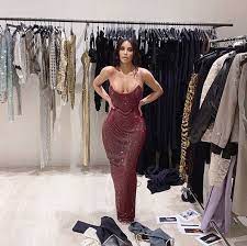 Garcinia cambogia tastes tangy and is a tropical fruit that recently gained the reputation as a weight loss booster. Kim Kardashian Breaks Down In Tears When She Can T Fit Into Versace Dress After 18lb Weight Gain