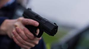 Mutmaßlicher Neonazi bedroht Gelsenkirchener mit Waffe – Polizistin schießt — WAZ