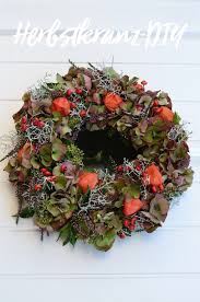 Herbstkranz Selber Machen Eine Herbstliche Dekoration Fur Die Haustur Herbstkranz Herbst Dekor Herbst Dekoration
