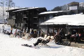 Valmorel La Belle Avec Ses Chalets Aux Traditionnels Toits De Lauze Valmorel La Belle Est L Une Des Stations Les Plus Typiques Sejour Ski Ski Destinations