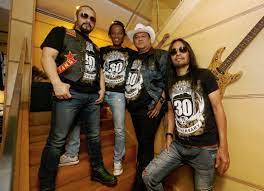 Semasa penubuhannya, kumpulan ini dianggotai oleh lima anggota asal yang terdiri dari awie (penyanyi), syam (gitar utama), baharom (gitar kedua), zul (bass) dan jojet (dram). Wings Tinggal Bertiga