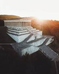 He Walhalla Memorial With It S Remarkable Columns Towers Above The Danube Near Regensburg Have You Architekturgeschichte Architektur Abstrakte Kunst Gemalde
